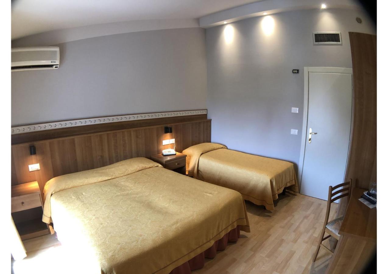 Hotel La Bussola Padenghe sul Garda Luaran gambar
